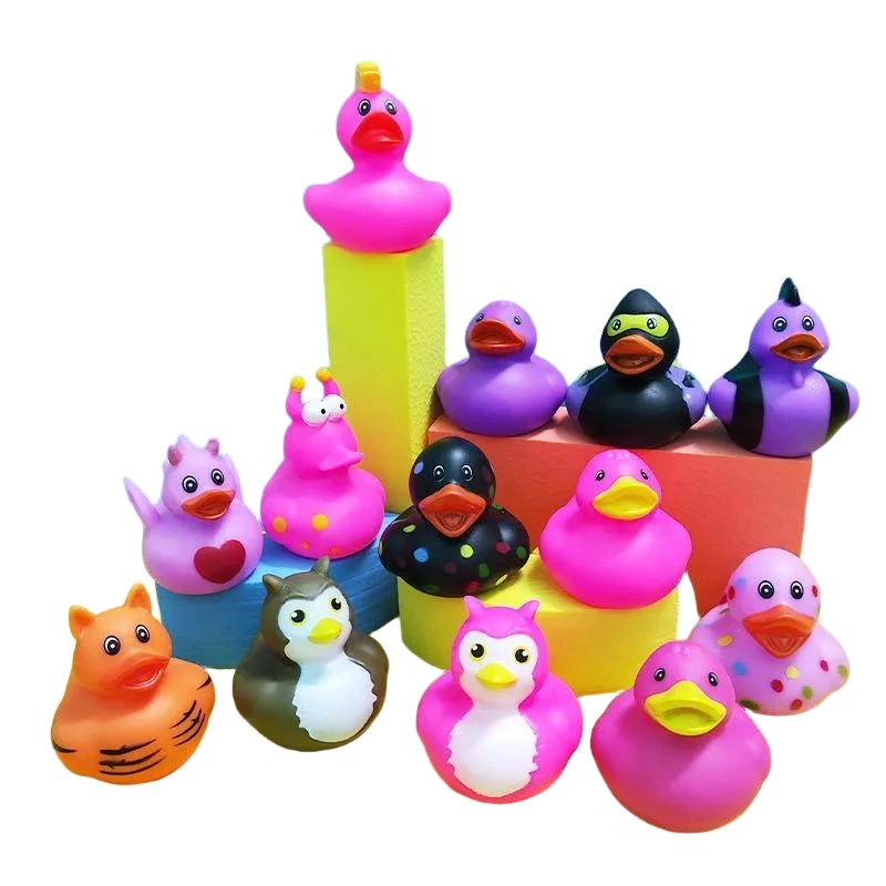Pato de goma de colores para el baño Set temático verde y azul que presenta un pato de bloque de Minecraft, un pato lector y un personaje pato saludando