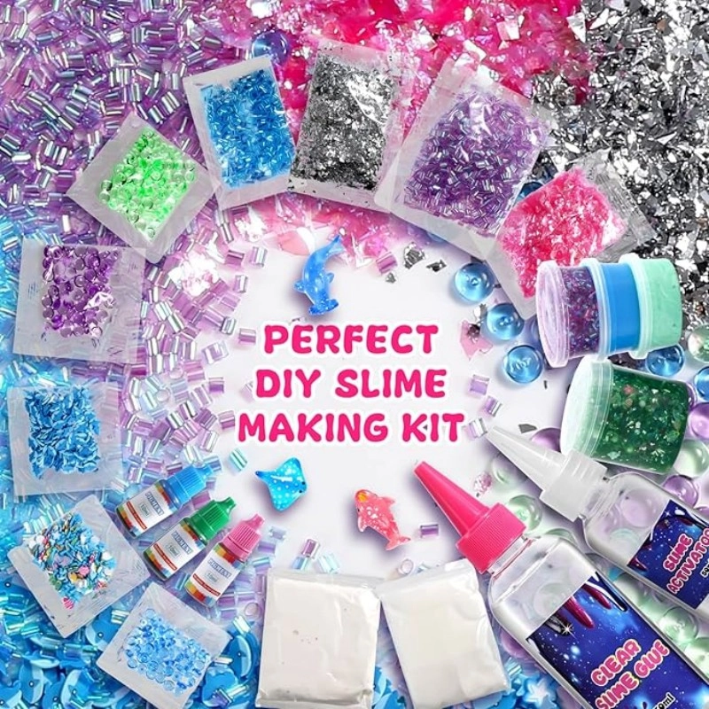 Kit de slime de bricolaje con temática de galaxia etiquetado como Perfect DIY Slime Making Kit, presentación plana con purpurinas, pigmentos, pegamento transparente y detalles marinos.