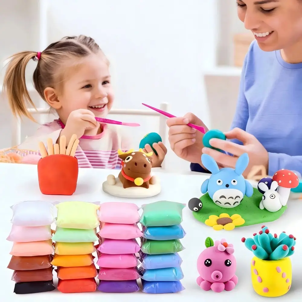Masa de arcilla para jugar seca al aire, OEM/ODM - primer plano de padre e hijo esculpiendo con arcilla con ejemplos de manualidades terminadas de Totoro, vaca, pulpo y cactus