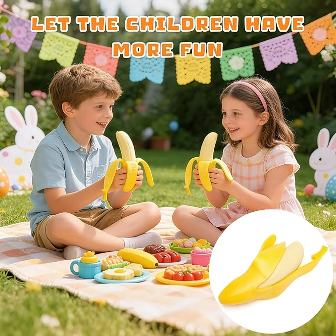 Escena de picnic del juguete mullido de plátano de TPR etiquetada como DEJA QUE LOS NIÑOS DISFRUTEN MÁS: un niño y una niña sentados al aire libre con comida de juguete y un plátano mullido pelado.
