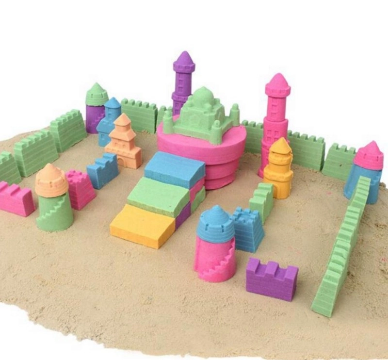 Arena Sensorial del Espacio colorida, torres de castillo, muros y puentes esculpidos sobre una alfombra de juego de arena color tierra